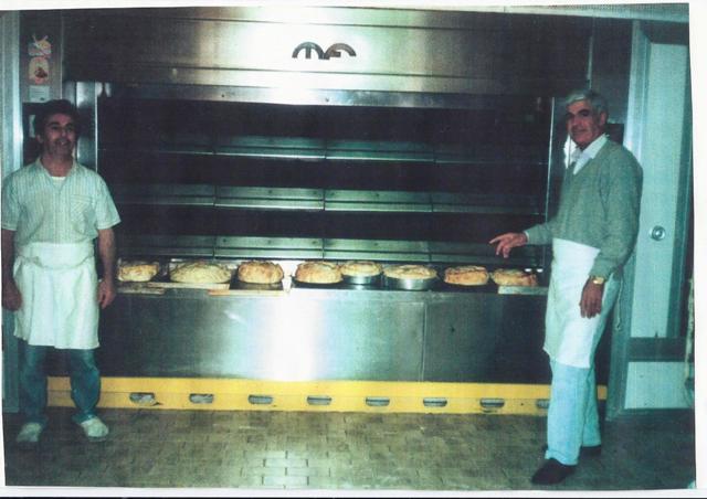 Treviso anni 80 il nostro compianto  Luigi Pitzalis accanto al suo forno