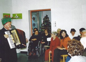 18-12-2009 il coro del Circolo Amicizia Sarda canti natalizi ai disabili01